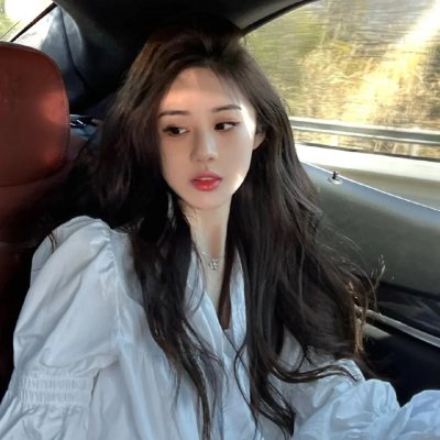 泳池里的女人 封面